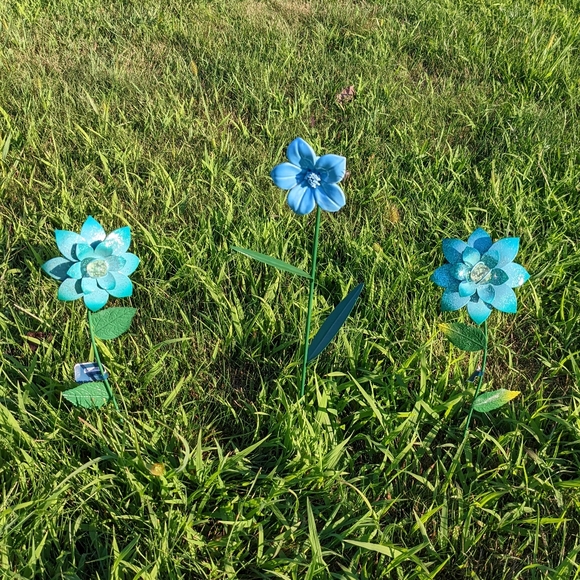 Last chance! Faux Flowers BOSCOVS Blue Metal and Glass Flower Decor Set of Three - Picture 4 of 13